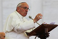 Papież Franciszek w trakcie przemówienia